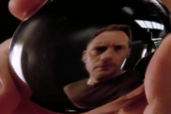 一条不存在的 AI 耳机广告，为什么惊动 OpenAI 总裁？