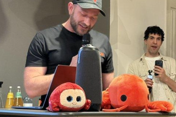 OpenClaw全球首个龙虾孵化场，全场癫狂，龙虾手机发布，开发者嗨翻天