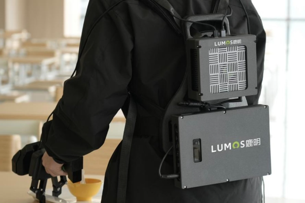 这家机器人公司把“具身数据”塞进1万个背包里