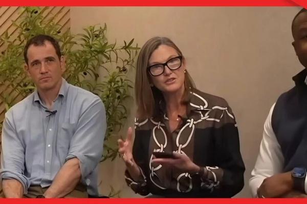 木头姐最新研判：AI正与四大前沿科技深度共振，引发史无前例“大加速”