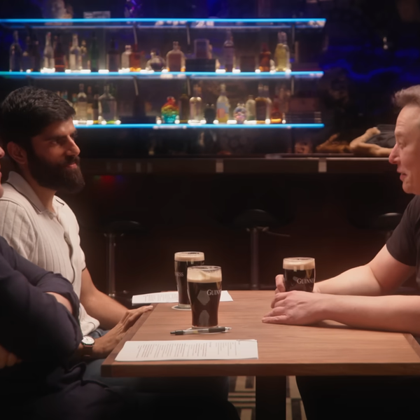 马斯克警告： 如果没有 AI 和机器人，国债危机下美国 1000% 会破产