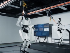 北京人形机器人中试验证平台启动，第 1000 台客户定制化样机下线