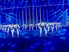 全球首个大型机器人晚会《机器人奇妙夜》首秀，带来首个机器人小品、魔术等