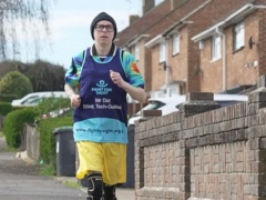 英国视障跑者挑战马拉松，将借助智能眼镜“看”到赛道、辨别方向