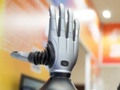 真“强尼 · 银手”：衷华脑机智能仿生手首次亮相，能靠“意念”操控