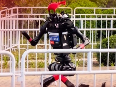 破人类 1500 米世界纪录：宇树 H1 自主跑完北京人形机器人马拉松 1.9 公里多弯道赛程，用时 4 分 13 秒