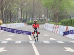 50 分 26 秒超人类世界纪录，荣耀“闪电”夺 2026 人形机器人半马冠军