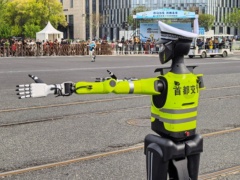 北京首个交警机器人亮相街头，参与指挥 2026 人形机器人半马比赛