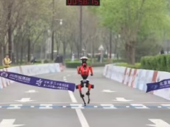 （更新：包揽前六）荣耀“闪电”机器人包揽 2026 人形机器人半马冠亚季