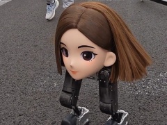 脖子以下全是腿：网友自制“豆脚”机器人现身北京人形机器人马拉松