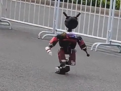 带奶瓶参赛：北京人形机器人半马惊现“小短腿机器人”